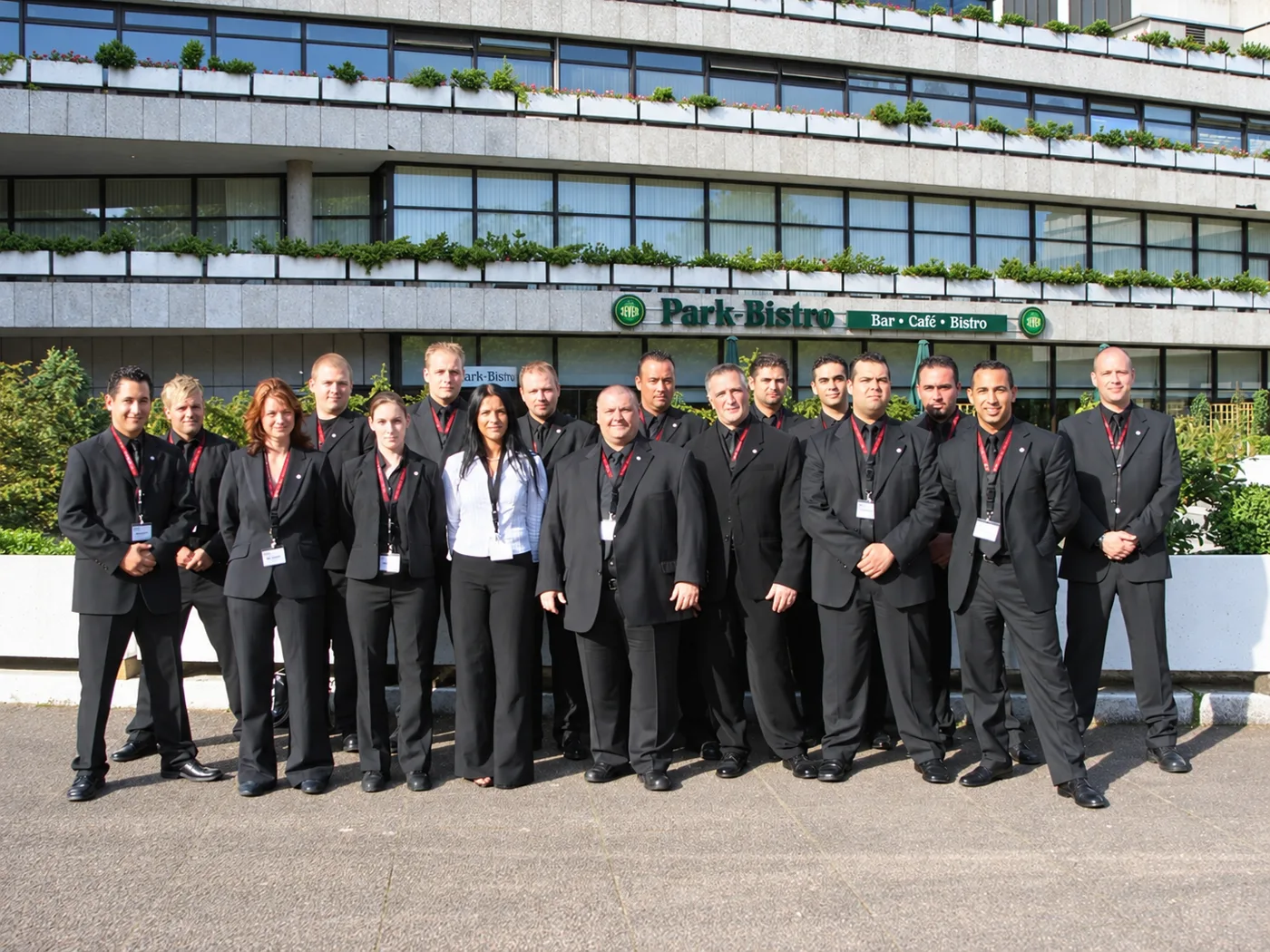 Historisches Gruppenfoto des I.S.S.-Sicherheitsteams, vollständig dargestellt