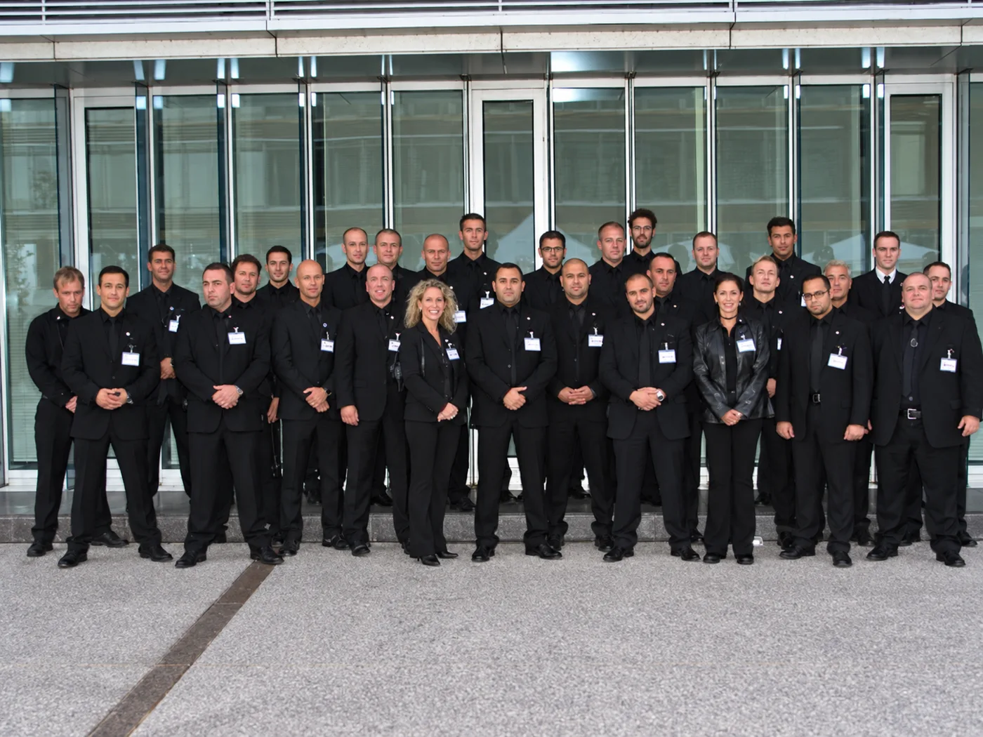 Historisches Gruppenfoto des I.S.S.-Sicherheitsteams, vollständig dargestellt